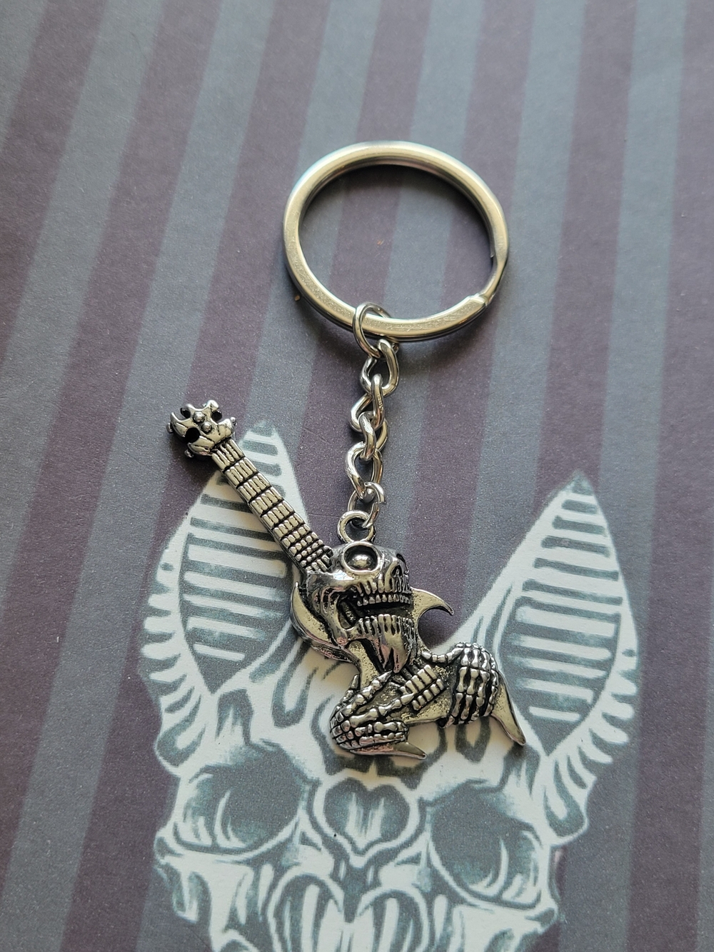 💀NEW💀 Silver-tone Skull Guitar Keychain